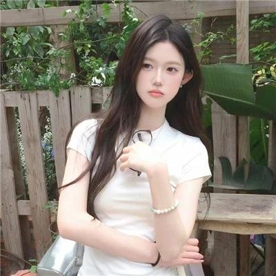 她背后的那双手